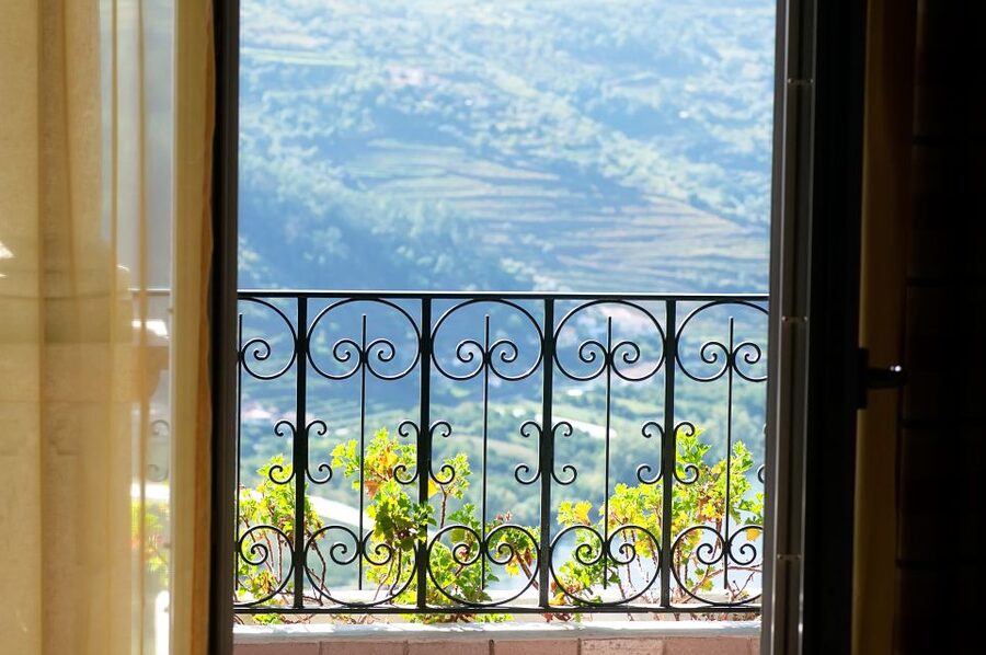 Porto: Douro Valley Tour with Wine Tasting, Cruise and Lunch - Sabrosa photo stop and the ride back
