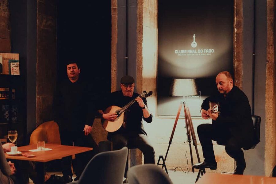 Porto: Fado Live Music, Wine & Cultural Introduction - The opening part: settling in with wine and guitar