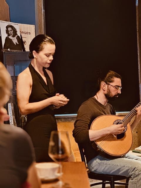 Porto: Fado Live Music, Wine & Cultural Introduction - Two singers and the sound of the Portuguese guitar