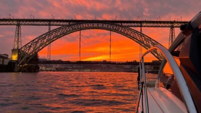 Luxury 6 Bridges Yacht Cruise with Wine & Snacks