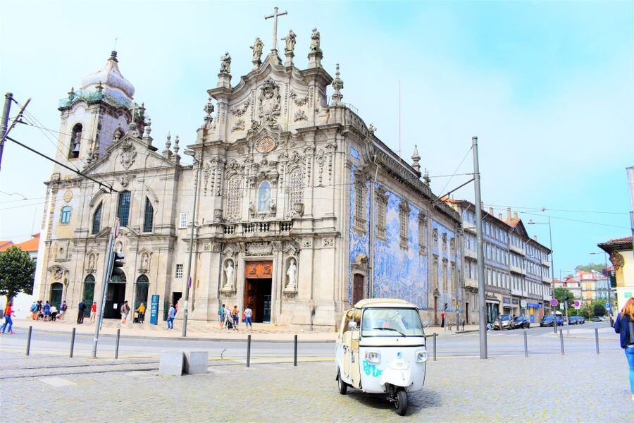 Porto: Private Tuk-Tuk Tour with Short Walks and Wine - Crossing Dom Luís I Bridge to Vila Nova de Gaia