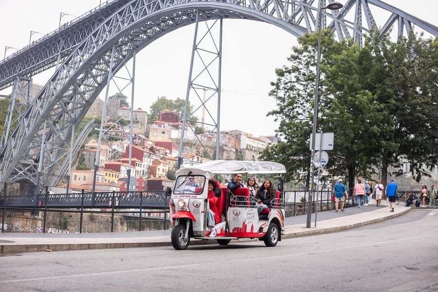Porto: Tuk tuk Tours with Port Wine Tasting - Foz and Matosinhos by the sea