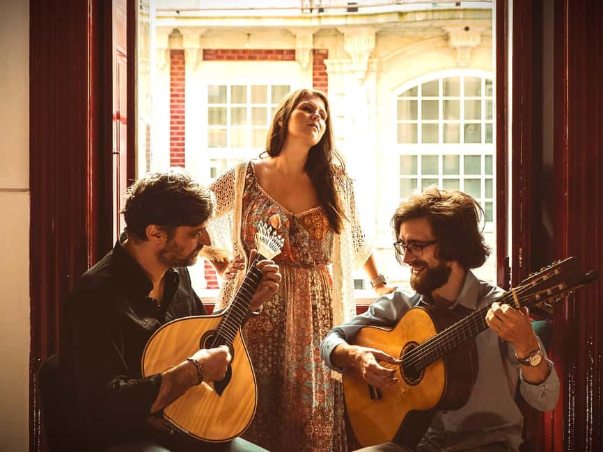 Porto: What is Fado? Commented Live Concert with Port Wine - The opening: traditional Lisbon Fado