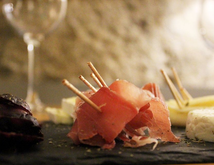 Porto: Wine Tasting with Tapas Walking Tour - Learning to taste instead of simply drinking