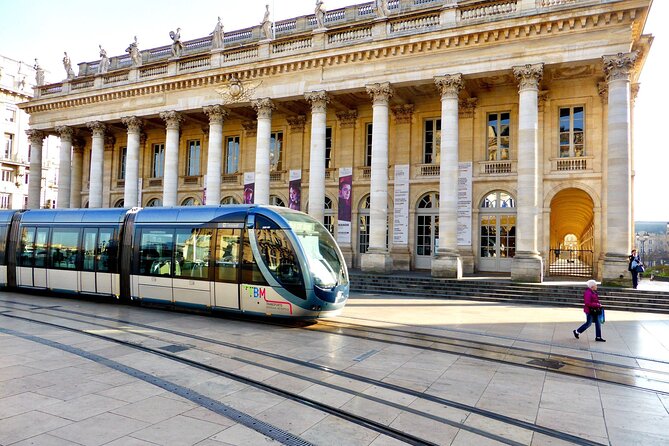 Private - Best of Bordeaux Walking Tour + Glass of Bordeaux Wine - Medieval character at Porte Cailhau