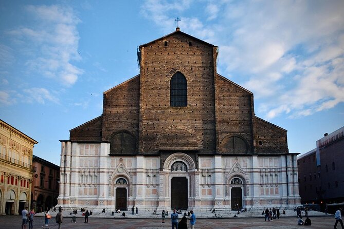 Private Bologna Food & Market Tour with 6 Tastings & Wine - Starting at Palazzo della Mercanzia