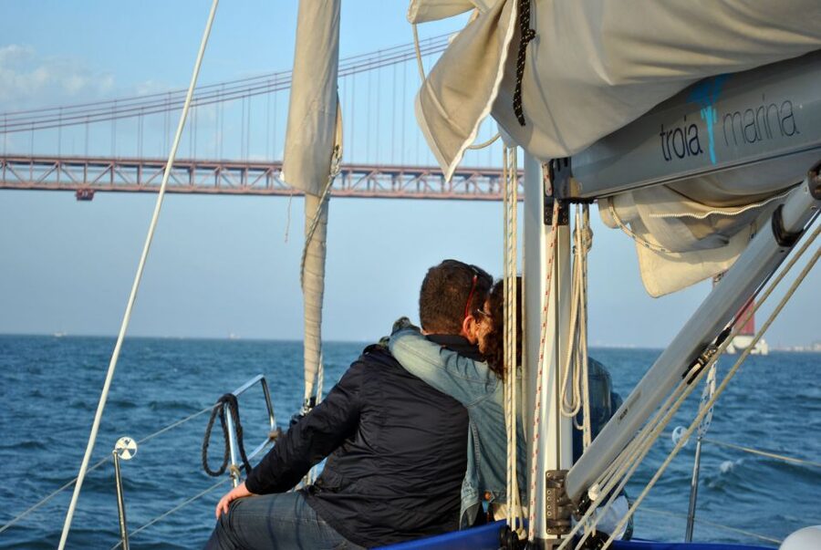 Private Romantic cruise with sparkling wine- 2-Hour- Lisbon - Help with proposals and special occasions
