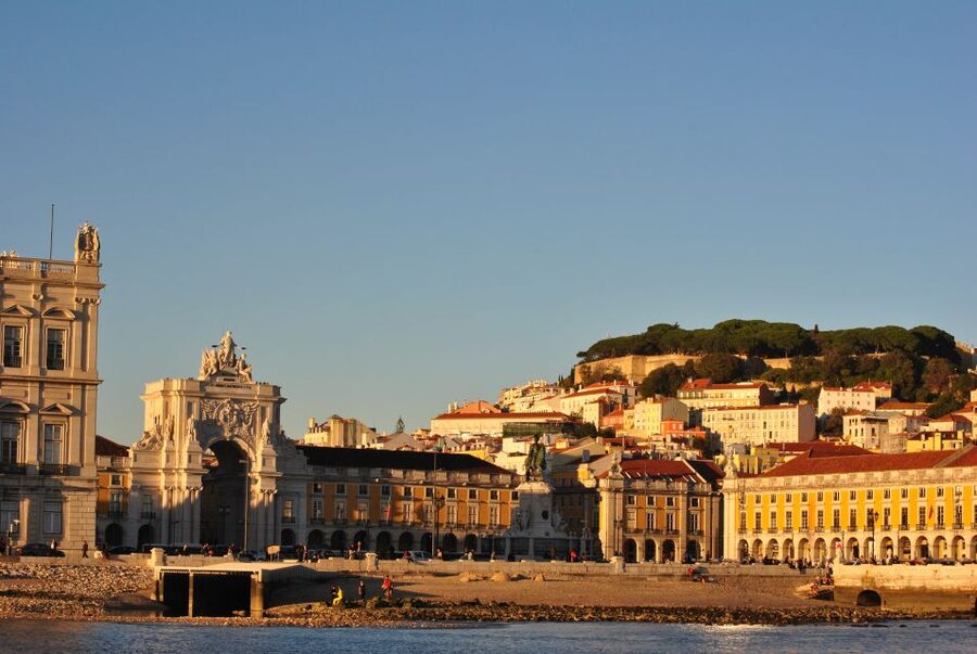 Private Romantic cruise with sparkling wine- 2-Hour- Lisbon - Choosing pickup, drinks, and food