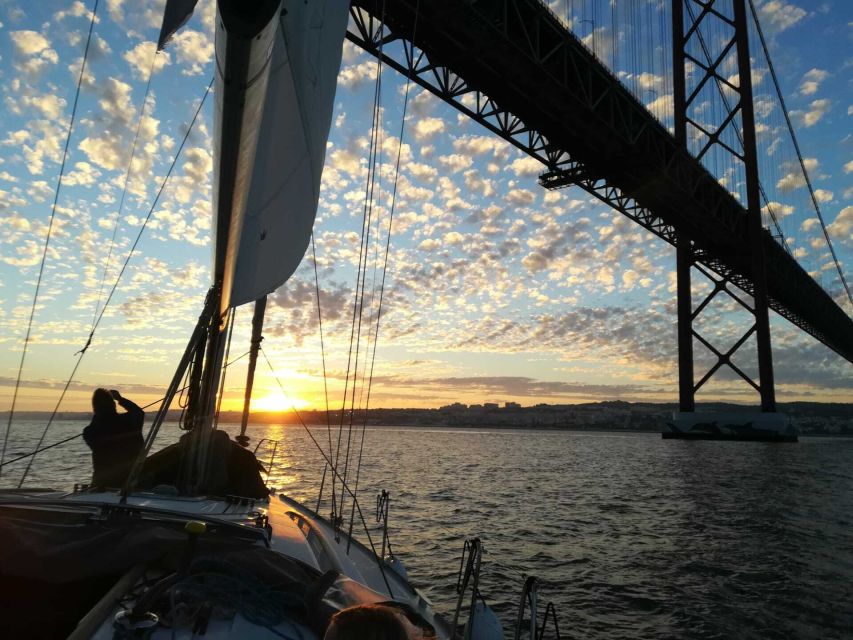 Private Romantic cruise with sparkling wine- 2-Hour- Lisbon - Who will get the most from this cruise?
