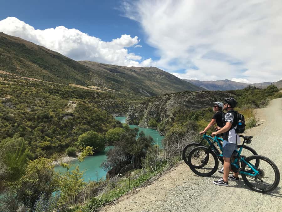 Queenstown: Guided E-Bike Tour with Winery Visits & Tastings - The guide can make or break the day