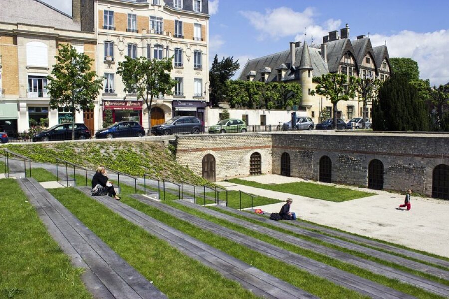 Reims : city-center discovery tour and champagne tasting - The main squares as the tour’s real focus
