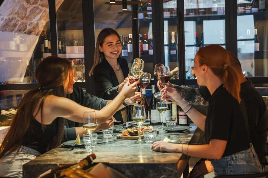Rethymno: Cretan Wine Tasting Guided Tour with Local Food - Why the old town location works well