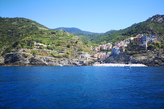 Riomaggiore : experience from the sea with focaccia and wine - Vernazza and Monterosso from offshore