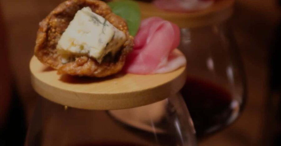 Romantic Wine Tasting Experience at Koccio Valletta - Arriving at Koccio on Santa Lucia Street