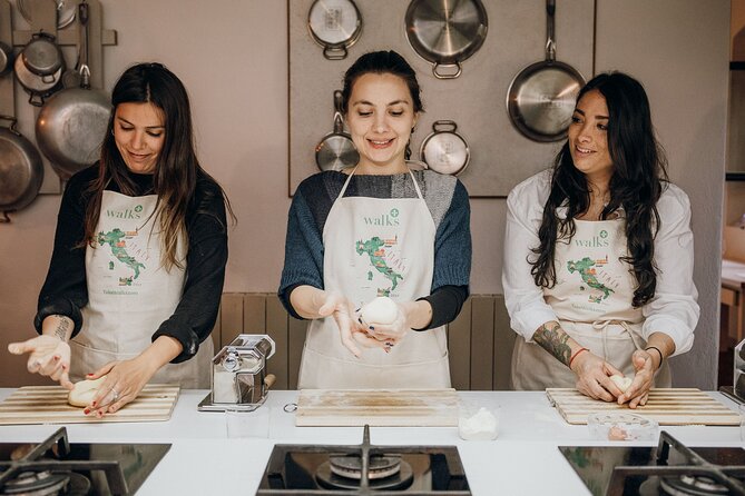 Rome Cooking Class: Make Pasta, Dine & Drink Wine With Local Chef - Starting with prosecco in Trastevere