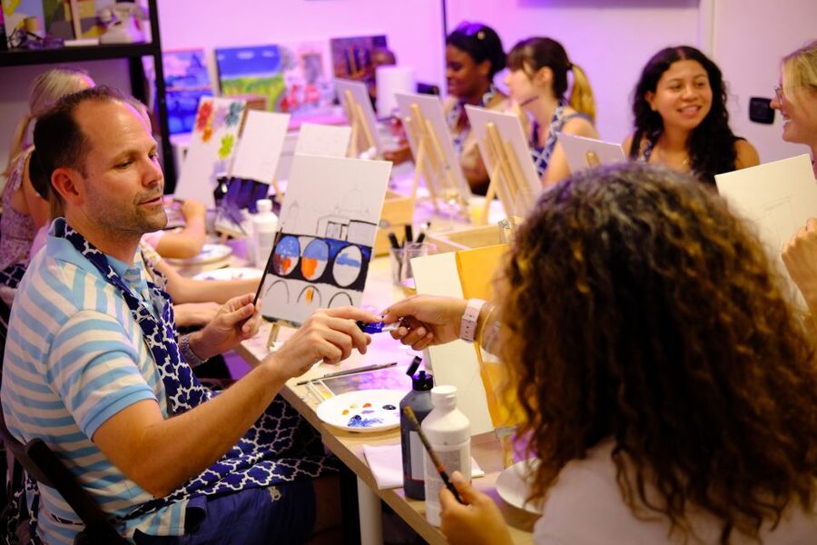 Rome: Painting Class with Unlimited Wine - Unlimited wine and Roman-style pizza