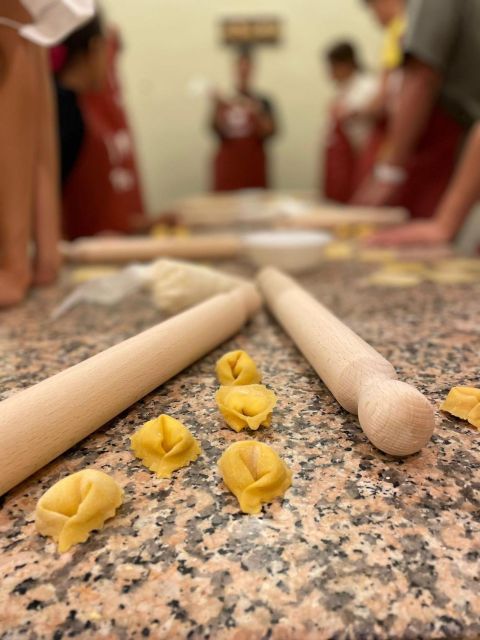 Rome: Pasta Making Class with Wine, Limoncello, and Dessert - What the instructors do well