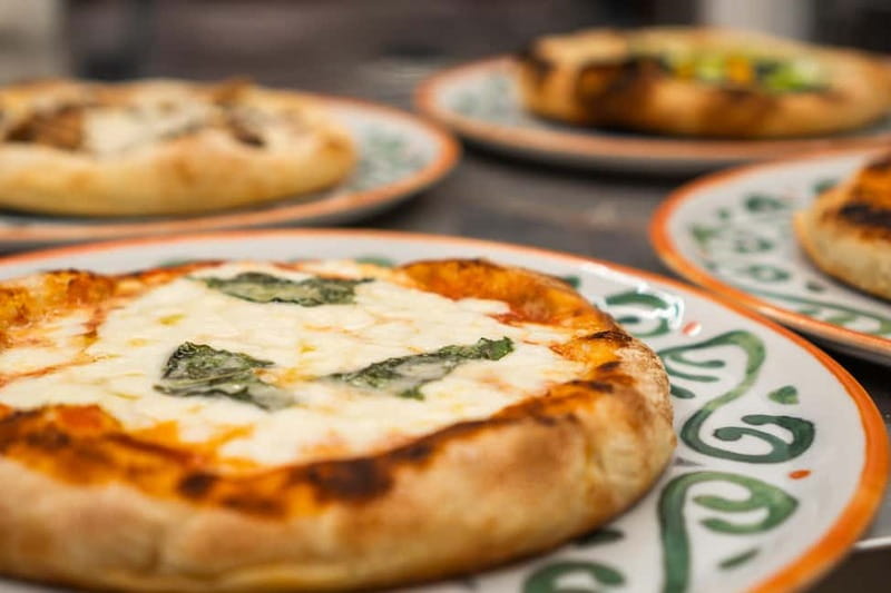 Rome: Pizza and Gelato Cooking Class with Wine - Eating together with wine and Roman conversation