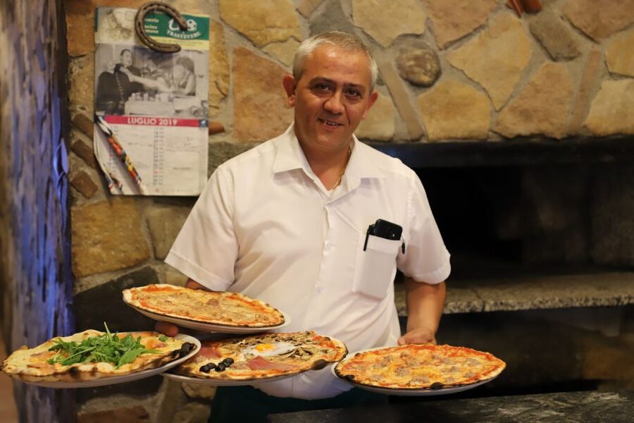 Rome: Trastevere Food and Wine Tasting Tour - Guides, group size, and the feel of the outing