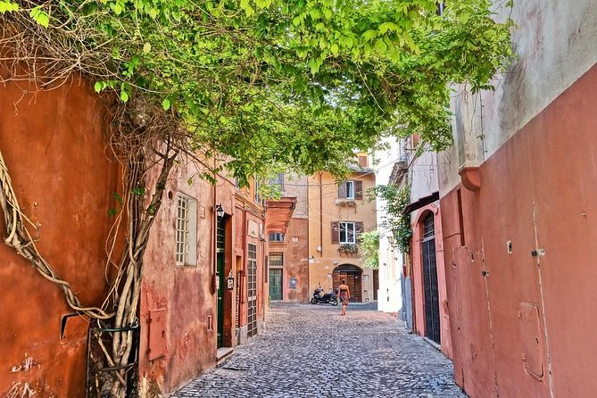 Rome: Trastevere Food tour with Free-Flowing Fine Wine - The guides make the group feel personal