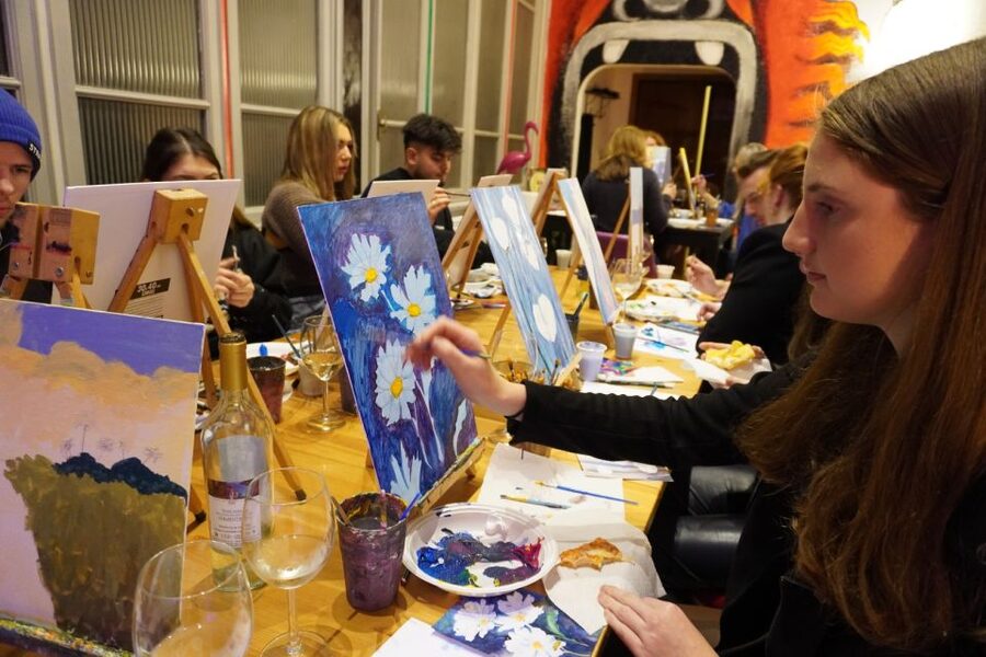 Rome: Wine and Paint Experience in Piazza Navona - Italian wine and Roman pizza between brushstrokes
