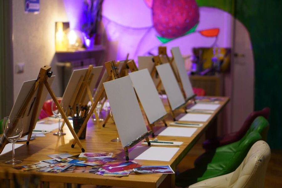Rome: Wine and Paint Experience in Piazza Navona - Timing, access, and practical details