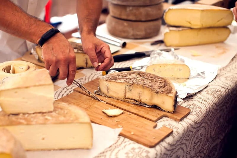 San Gimignano: Tasting of Tuscan Wines and Cheeses - The bar-area welcome and introduction