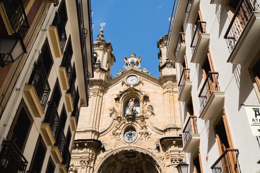 San Sebastian Food Tour: Pintxo Tasting Paired with Wines - Three wines, Basque cider, and a local liqueur