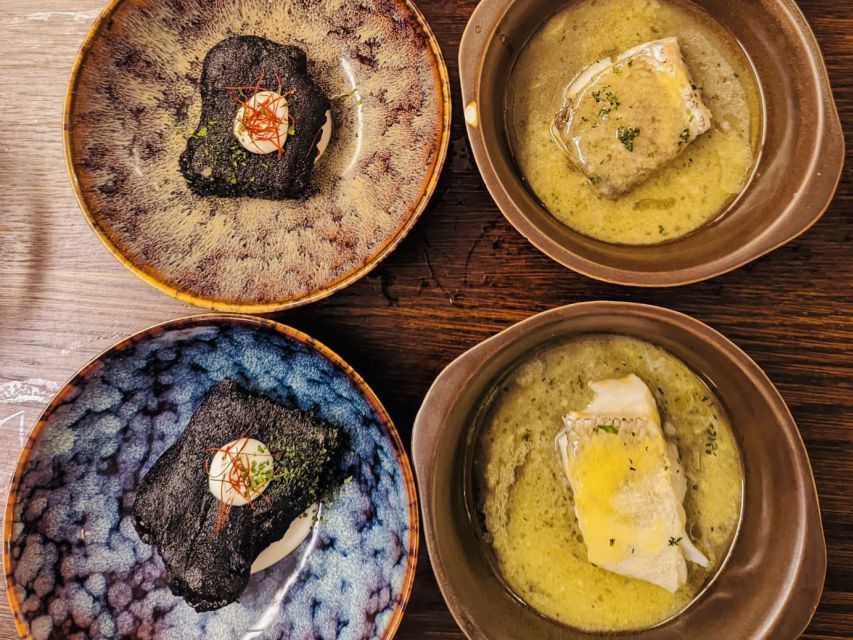 San Sebastian: Market, Pintxos and Wine Tasting Tour - Walking into the Old Town and its pintxos bars