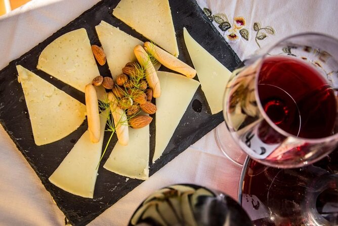 Santiago de Compostela: Cheese and Wine Tasting Experience - Why the small setting works