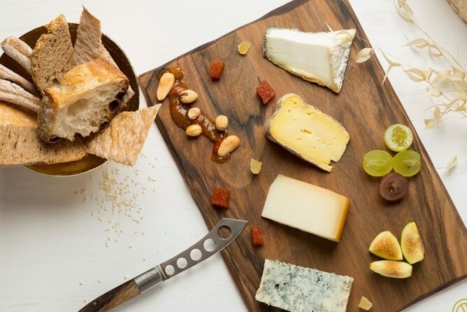 Santiago de Compostela: Cheese and Wine Tasting Experience - Three wines, three cheeses, and a clear structure