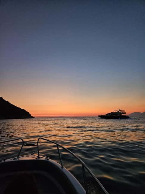 Sarandë: Sunset boat tour with local wine - The tour at a glance