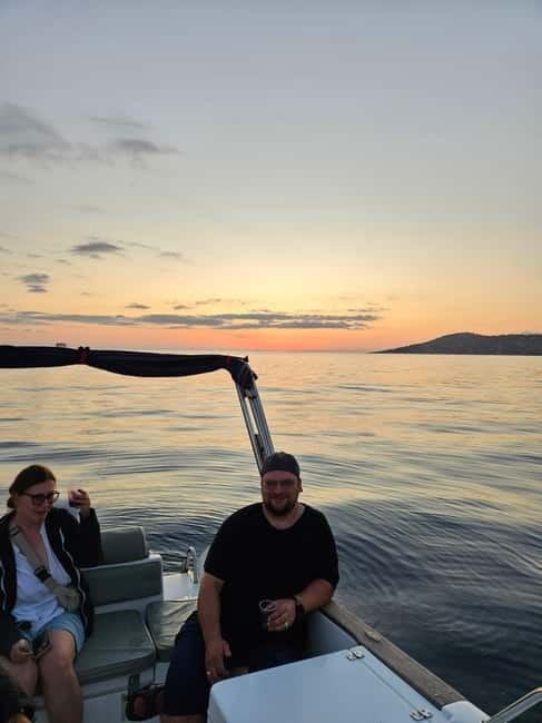 Sarandë: Sunset boat tour with local wine - Sunset, music, and a glass of local wine