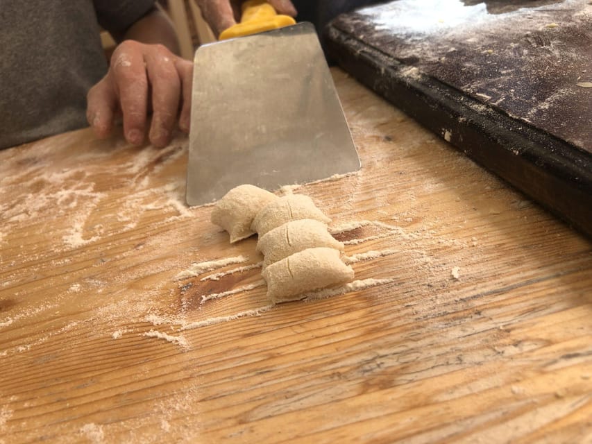 Sestri Levante: Pesto & Cooking Classes, Wine Tasting - Rolling focaccia and baking Pane Marinaro