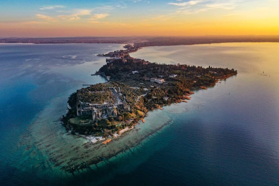 Sirmione: Sunset Boat Cruise with Local Wine - The opening circuit around the peninsula