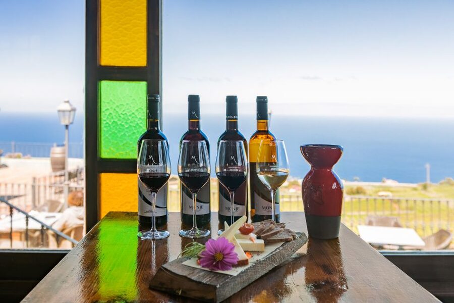 Tacoronte: Guided Winery Tour with Wine and Cheese Tastings - Arriving at Bodegas Monje in El Sauzal