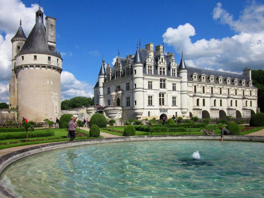 Tours/Amboise: Chambord, Chenonceau Day Trip & Wine Tasting - Lunch in Amboise gives you needed breathing room