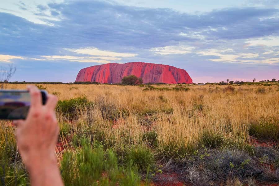 Uluru: Sacred Sites & Sunset Tour with Wine & Cheeseboard - What the guides add to the experience