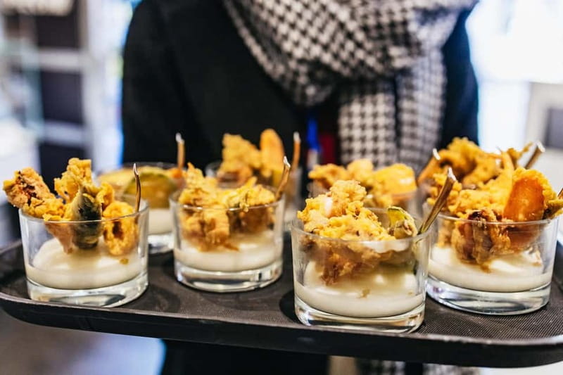 Venice: Eat Like a Local Food Tour with Wine & Spritz - Crossing the Grand Canal by traghetto