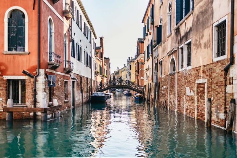 Venice: Eat Like a Local Food Tour with Wine & Spritz - Walking through Cannaregio