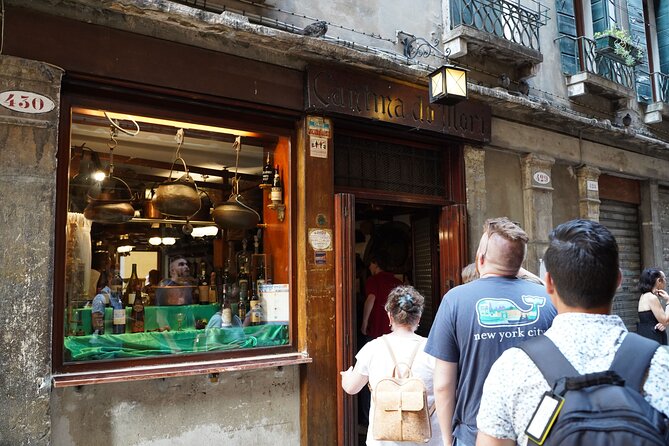 Venice Like a Local: Food, Wine & Spritz Tour with Traghetto Ride - Rialto Market and the art of cicchetti