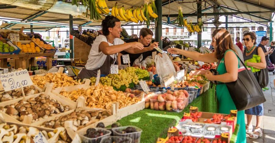 Venice: Rialto Market Food and Wine Lunchtime Tour - The guides make the difference