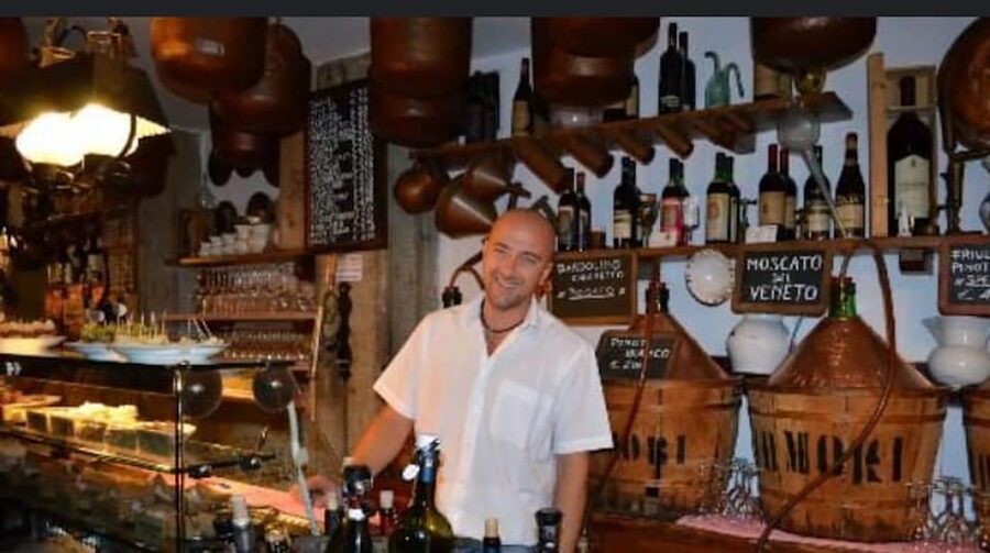 Venice: Sunset Walking Tour with Food and Wine Tastings - The first tastings: cicchetti and Venetian habits