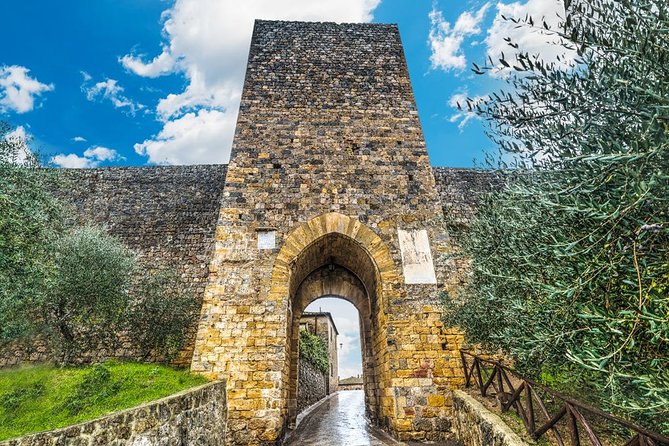 Vespa Tour with Lunch&Chianti Winery from Siena - Monteriggioni and its medieval walls