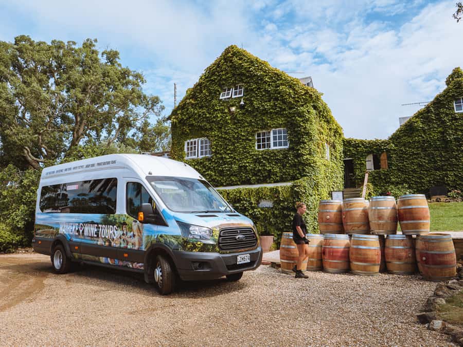 Waiheke Island: Scenic Island Wine Tour & Local Wine Tasting - What the guide adds to the ride