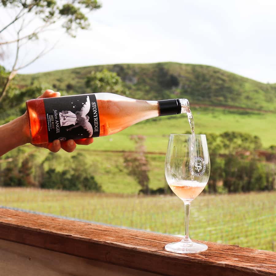 Waiheke Island: Wine Tour & Lunch at Award Winning Venue - Onetangi Beach and lunch at 372