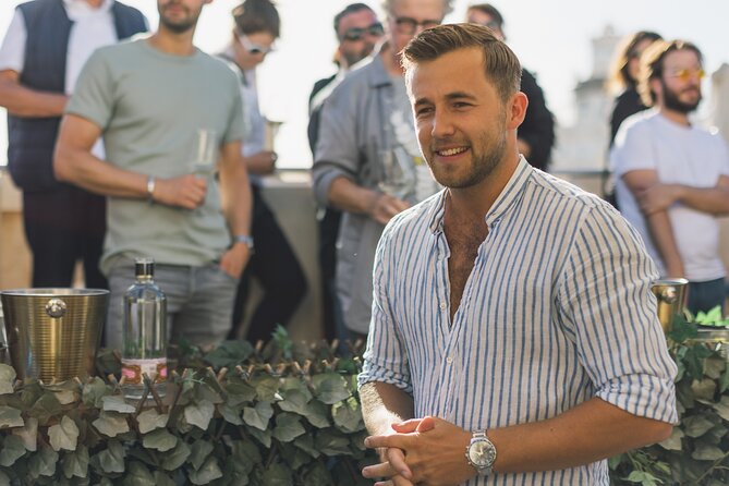 Wine Tasting Experience with a Professional Sommelier in Valencia City Center - Glassware and service details to consider