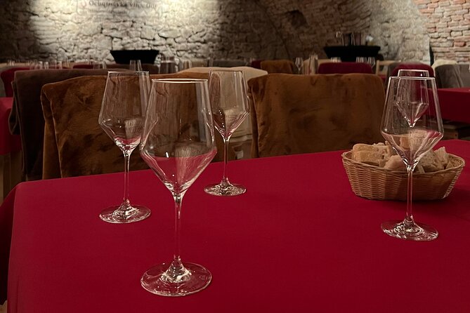 Wine Tasting IN THE DARK! - The audio guide keeps things light